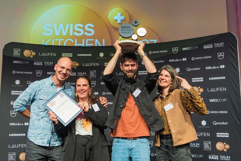 Preisübergabe für die Hossman Küchen AG für «Bester Küchenumbau der Schweiz», Jury-Award.