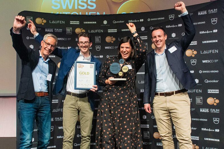 Preisübergabe an die Stuber Team AGund Stephan Häusler AG für «Bester Küchenumbau», Gold, Publikumsabstimmung.