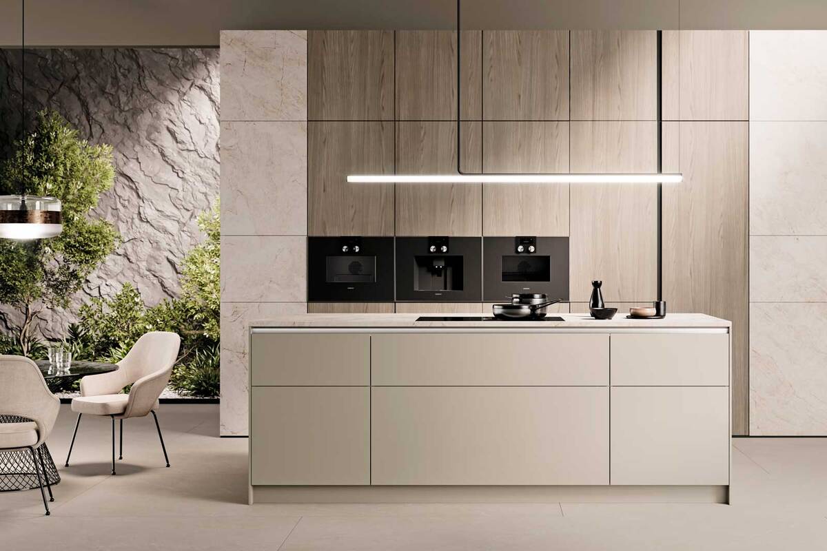 Mit dem Küchenprogramm «Miro» setzt Fust auf zeitloses Design und eine klare Formensprache. Grifflose Fronten verleihen der Küche eine ruhige, elegante Optik, während raumhohe Hochschränke und eine grosszügige Kücheninsel für viel Stauraum und ein harmonisches Gesamtbild sorgen. Fust.