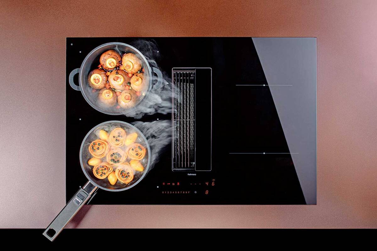 Kochfeld und Abzug vereint: Die Küchenlösung «Zero 76» von Falmec eignet sich hervorragend für kleine Küchen dank ihres kompakten Format. Falmec über Fors AG.