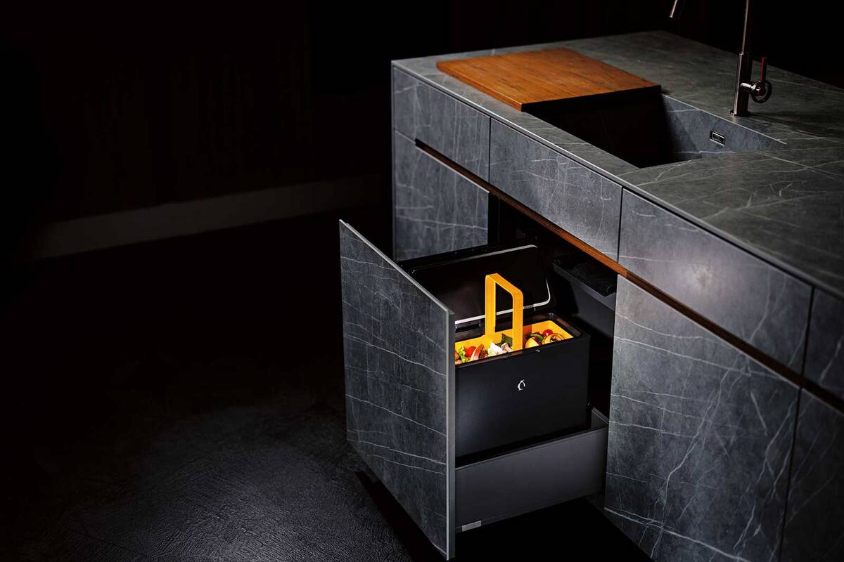 «Auch beim Bioabfall cool bleiben», das hat sich FreezyBoy als Vision gesetzt. Bioabfälle werden direkt unter der Arbeitsfläche eingefroren – sauber, geruchsfrei und mühelos. FreezyBoy AG.