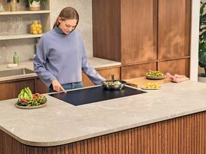 Electrolux neues Induktionskochfeld «SaphirMatt» zeigt eine hohe Resistenz gegen Kratzer und weist Fingerabdrücke sch leicht ab. Verschmutzungen auf der Oberfläche lassen sich schnell entfernen. Electrolux AG.