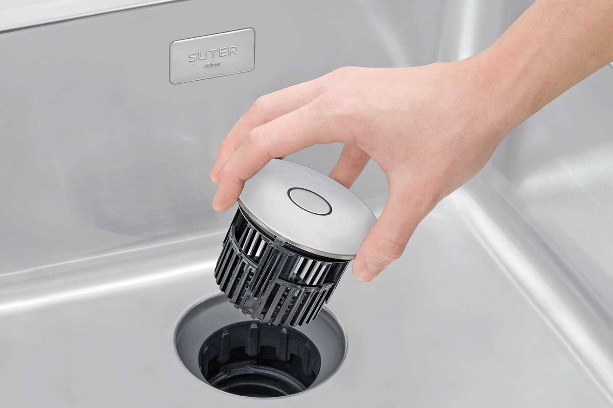 Der Überlauf «Desino» von Suter Inox sammelt Speisereste im untenliegenden Sieb und erleichtert die Hygiene und Reinigung. Suter Inox AG.