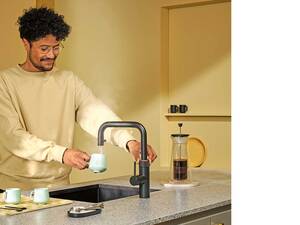 Der Wasserhahn Quooker «Flex» ist mit einem praktischen, biegsamen Zugauslauf ausgestattet und kann warmes, kaltes, kochendes und sprudelndes Wasser ausgeben. Dank dem Kochendwasser-Stopp wird kein kochendes Wasser abgegeben, wenn der Schlauch ausgezogen ist. Quooker Schweiz AG.