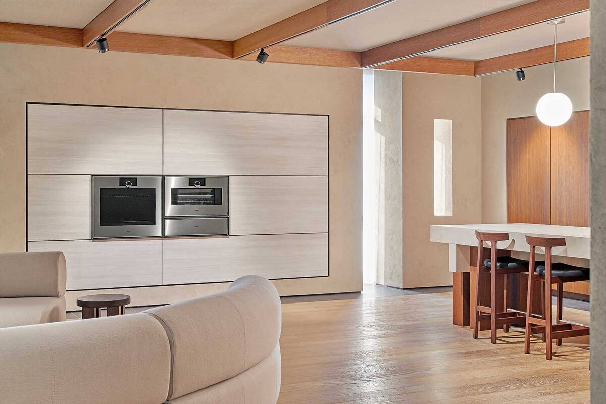 Das digitale Bedienkonzept der neuen Serie «Expressive» umfasst einen Näherungssensor, bei dem das Display vorgängig aufleuchtet, sobald sich jemand dem Gerät nähert. Mit der «Home Connect App» kann der Kochprozess überwacht werden. BSH Hausgeräte GmbH / Gaggenau.