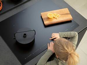 Matte Oberflächen sind der Hingucker in trendigen Küchen. Die Bedienelemente der «CERAN matte line» von Schott sind klar und deutlich ersichtlich und die Oberfläche ist leicht zu reinigen. Schott AG.