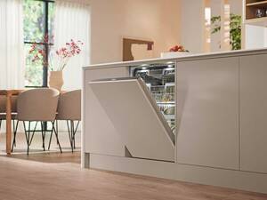 Die neuen Spülprogramme der «Generation 7000»-Geschirrspüler von Miele bieten eine hohe Nachhaltigkeit und guten Komfort. Dank neuem Korb lassen sich jetzt auch wiederverwendbare Trinkhalme und Glasflaschen optimal spülen. Miele Schweiz.