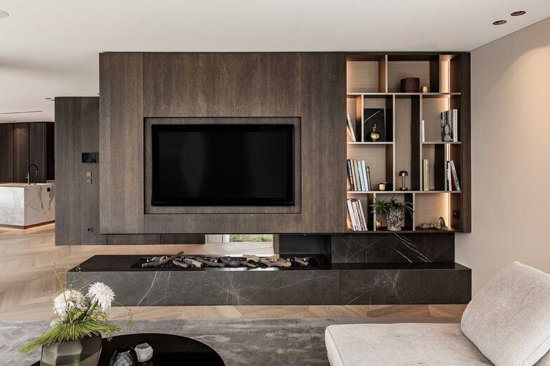 Die Wohnmöbel greifen die charakteristischen Gestaltungselemente auf und lassen Küche und Wohnraum nahtlos ineinanderfliessen.