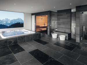 Grosszügige Wellnesslandschaft mit Dampfbad, Dusche und Wärmebank mit Fussbecken. Fitness-Partner AG.