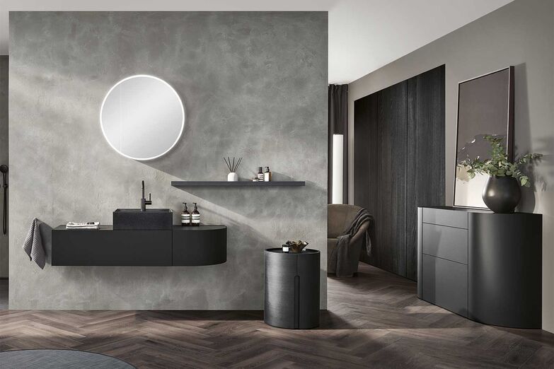 Die Badkollektion «Alterna yuwia» von Sanitas Troesch vereint Bad und Wohnlichkeit zu einem offenen Ganzen und hebt traditionelle Grenzen auf. Vollständig in der Schweiz gefertigt, vereint die Linie Funktionalität mit anspruchsvollem Design. Die schlichte Formensprache, die monochrome Farbgebung und die innovativen Materialkombinationen machen sie zu einer vielseitigen Lösung für jeden Grundriss. Sanitas Troesch AG, www.sanitastroesch.ch