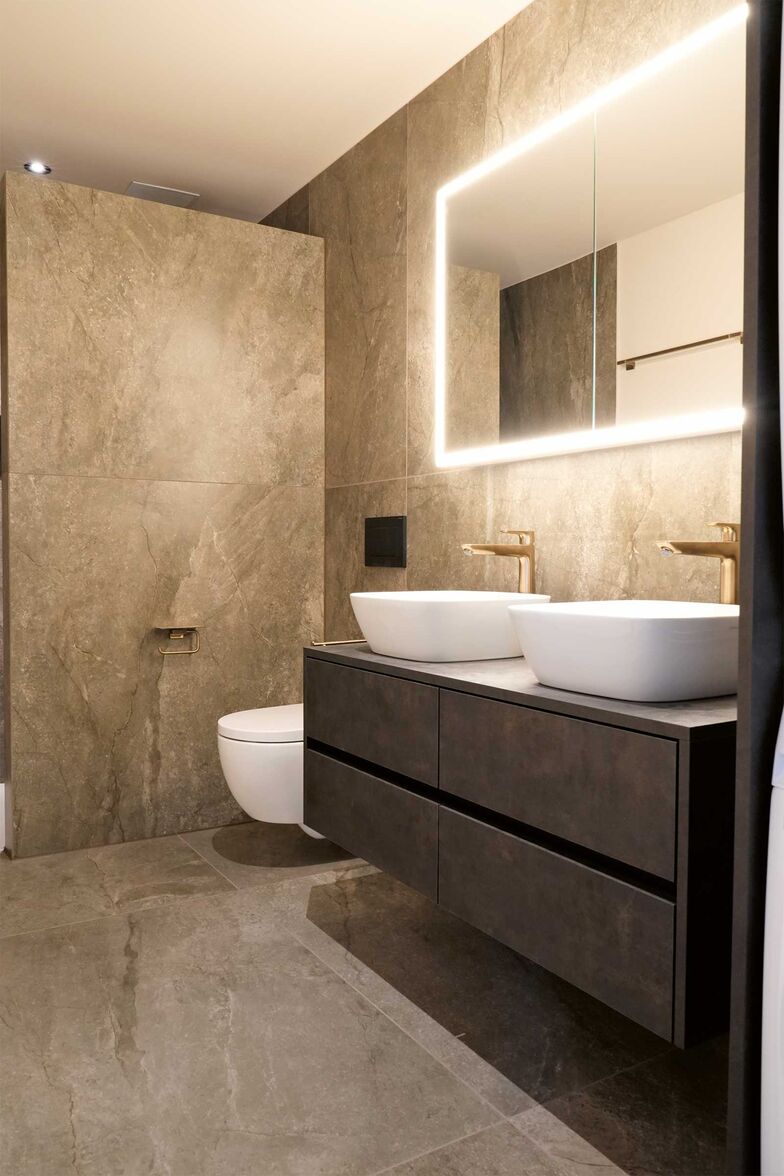 Ob grosszügige Familienbäder oder ein kompaktes Gäste-WC – Alpnach Norm fertigt Badezimmermöbel individuell für die Bedürfnisse und räumlichen Gegebenheiten vor Ort an. Die Auswahl aus verschiedenen Materialien und Stilen und eine millimetergenaue Anpassung machen das Bad zu einer Wohlfühloase. Alpnach Schränke AG, www.alpnachnorm.ch