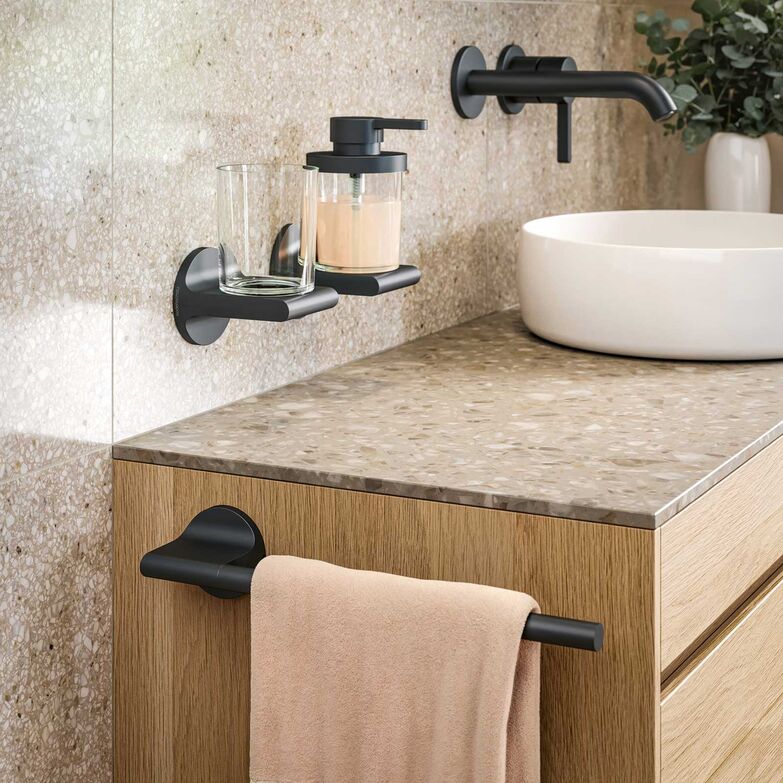 Runde und gebogene Grundformen sind derzeit gefragt für Schweizer Badezimmer. Der Handtuchhalter «Onya» fügt sich mit seinen weichen und fliessenden Formen harmonisch ins Badezimmer ein und schafft zudem einen dezenten Blickfang. Er ist in zwei Oberflächenvarianten erhältlich: In Chrom oder in einem matten Schwarz. Bodenschatz AG, www.bodenschatz.ch