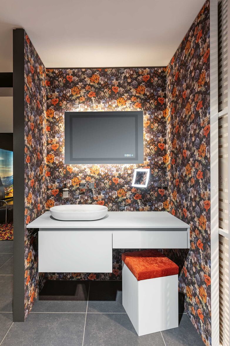 Begrenzter Platz in perfekter Weise genutzt: Das Waschtischmöbel setzt auch in engen Nischen ein klares Statement für elegantes Design. Die präzis verarbeiteten Schubladen verleihen dem formschönen Badmöbel eine ausgeprägte Funktionalität. Elbau Küchen AG, www.elbau.ch