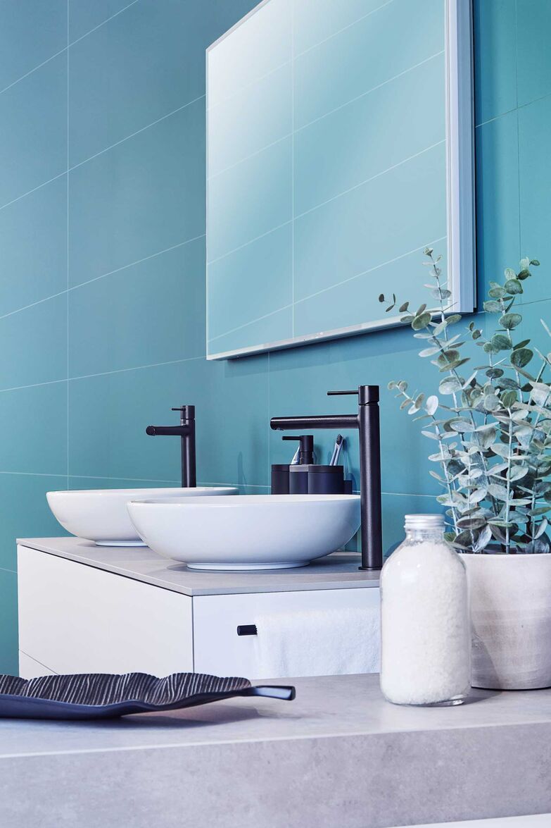 Das Material «Coverlam» wurde speziell für stark beanspruchte Oberflächen entwickelt. Es ist extrem robust, kratzfest und hitzebeständig. Das Badmöbel heisst «Sabella». Sabag AG, www.sabag.ch