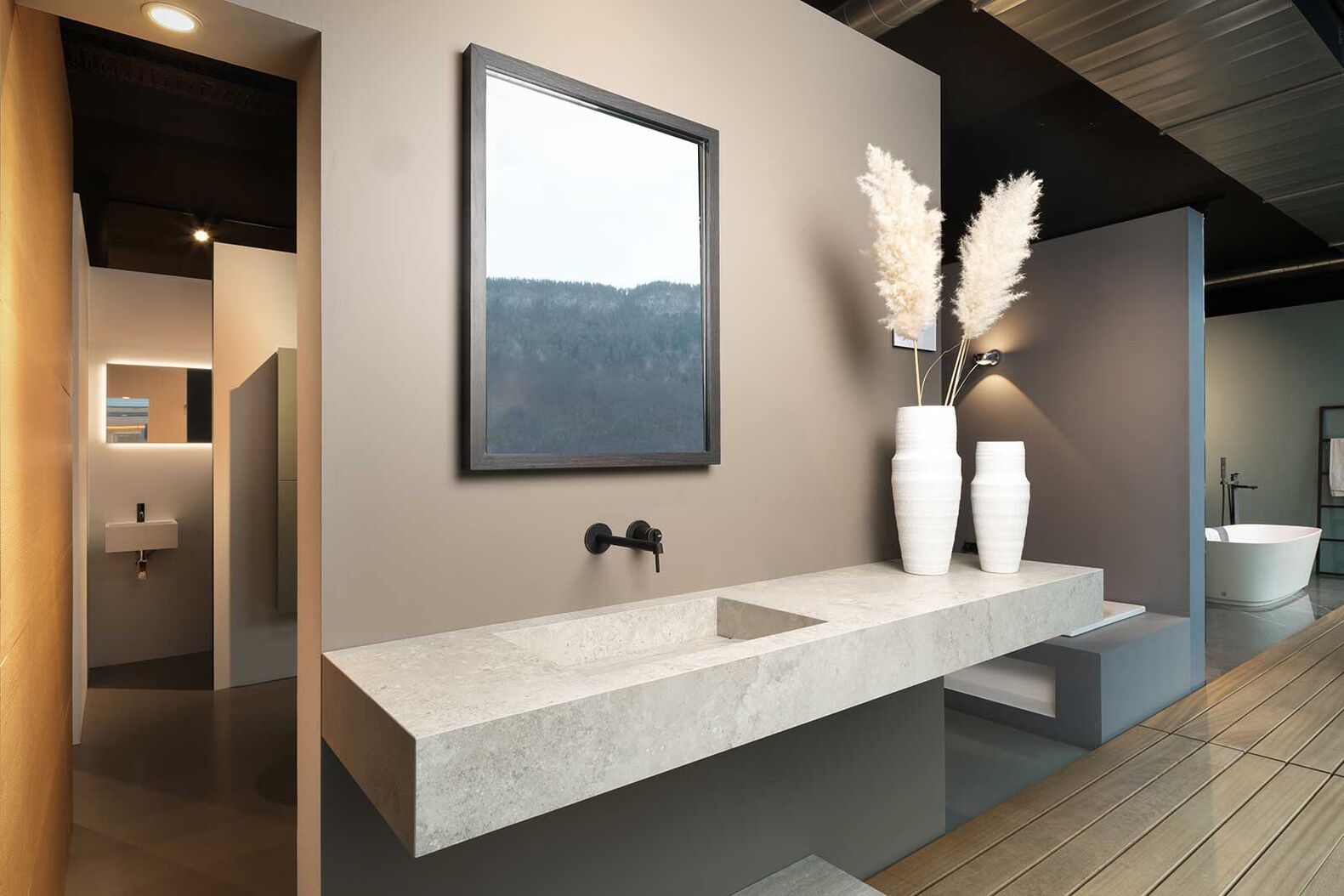 In Stans auf 1291 Quadratmetern erwartet Besucher eine breite Auswahl an Duschen, Badewannen, Lavabos, Bademöbeln und weiteren Produkten rund ums Badezimmer. Verschiedene Farben und Materialien sind auf unterschiedliche Ausstellungskojen aufgeteilt und dienen zur Inspiration für das individuelle Traumbad. Aqwa AG, www.aqua.ch