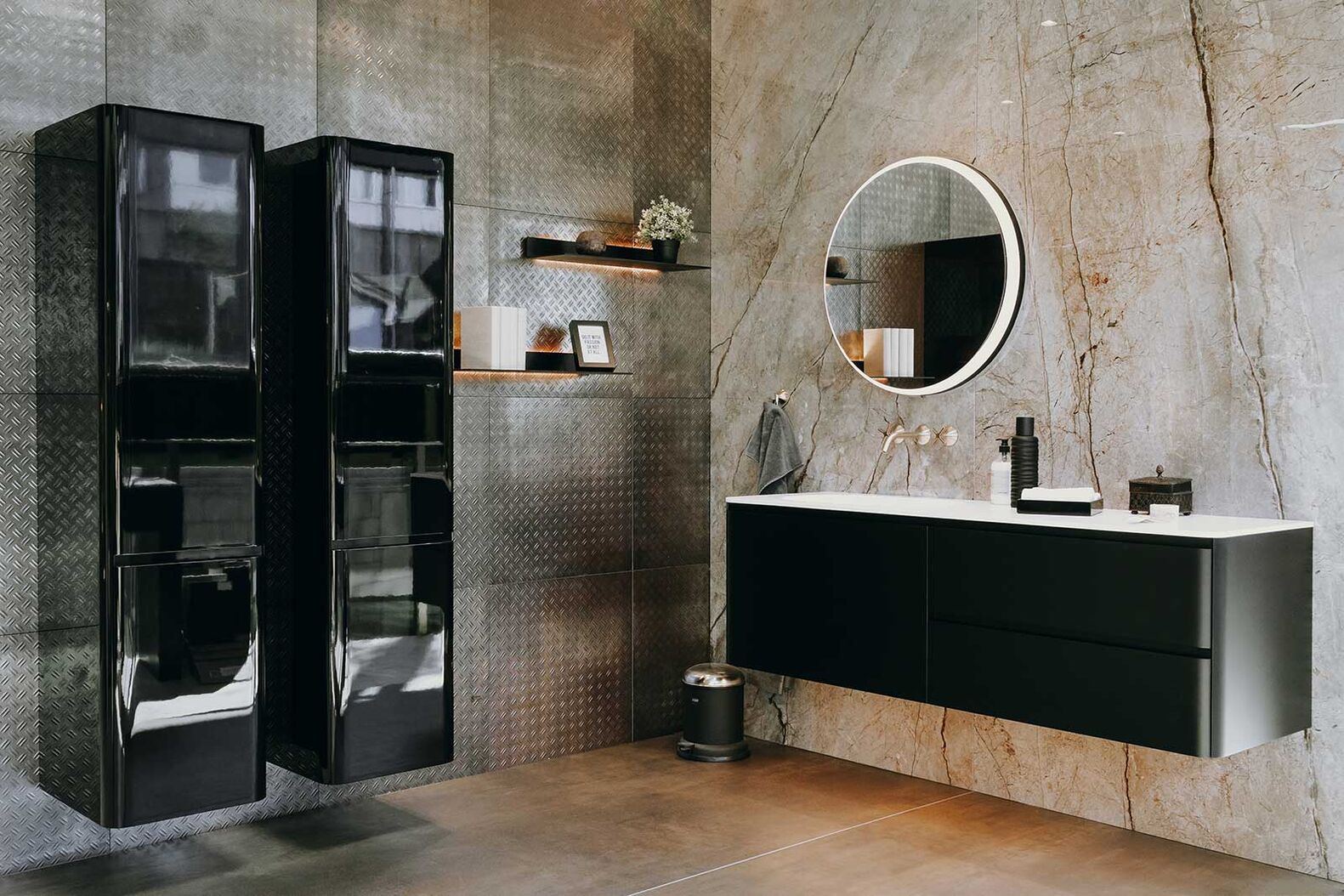 Über zehntausend Quadratmeter: An insgesamt vier Standorten (Ebersecken, Cham, Ittigen, Huttwil) präsentiert die Marmobisa AG ihre Badneuheiten. Im luzernischen Hinterland in Ebersecken befindet sich die grösste Badausstellung. In Cham präsentiert sie unter anderem zwei Einbaubecken: «MA weiss matt» und «Asteria». Ersteres wirkt in Kombination mit schwarzen Möbeln und dem Spiegelschrank «Lune» glamourös und zeitlos modern. Marmobisa AG, www.marmobisa.ch 