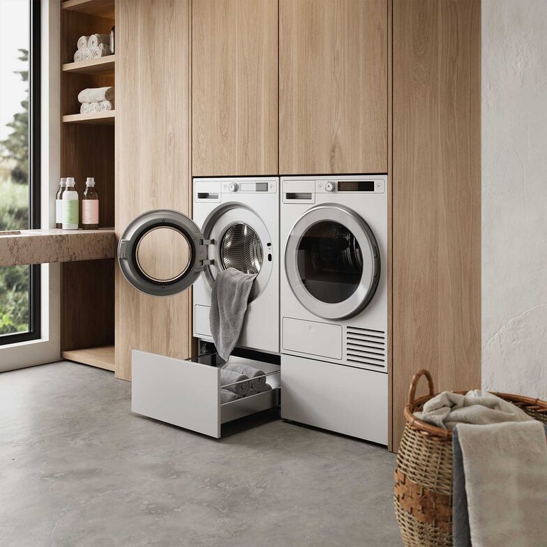 «Asko Laundry Care 2.0», die neue Generation von Waschmaschinen und Trocknern, kombiniert skandinavisches Design mit cleveren Details. Mit «Quattro Construction™ 2.0» setzt Asko auf ein exklusives Aufhängungssystem, das Vibrationen deutlich reduziert – ideal für offen gestaltete Wohnbereiche. Ausserdem überzeugt das Auto-Dosiersystem: Zwei herausnehmbare Tanks für Waschmittel und Weichspüler sorgen dafür, dass die Maschine die richtige Menge einsetzt. Ausserdem erhellt die neue Trommelbeleuchtung den Innenraum und erleichtert das Be- und Entladen. Eine weitere Besonderheit: Das Woll-Trockenprogramm trocknet sanft, schützt vor Ausbeulen und Einlaufen und hilft Wolle, Seide und anderen empfindlichen Materialien, ihre Form zu behalten. Asko über Fors, www.fors.ch