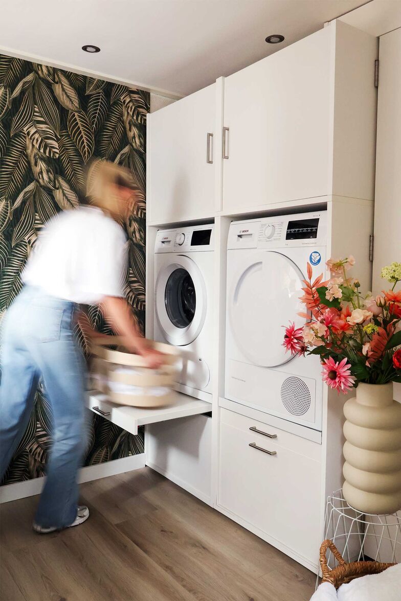 Das modulare Schranksystem von Washtower ermöglicht eine individuelle Gestaltung der Waschküche. Ob grosser oder kleiner Raum, hohe oder niedrige Decke – die Schrankwand lässt sich exakt auf die unterschiedlichen Bedürfnisse und Masse anpassen. Die Schränke sind vibrationsabsorbierend, besonders stabil und TÜV-zertifiziert. So steht die Waschmaschine sicher und leise. www.washtower.ch