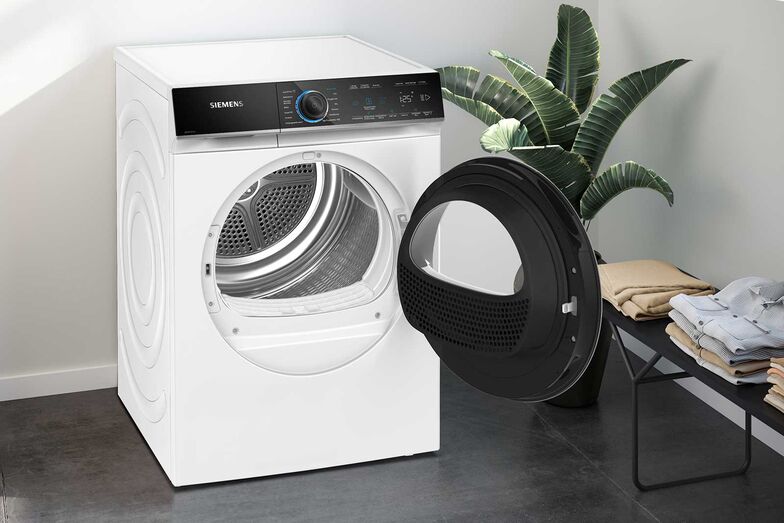 Die neuen «iQ700»-Trockner von Siemens verfügen über eine innovative ­Luftstromtechnologie, die die Luftzirkulation optimiert, die Reibung minimiert und so den Energieverbrauch weiter senkt. Ein besonderes Highlight der neuen Trockner ist die reversierende Trommel Plus, die in den meisten Programmen das Verwickeln und Verheddern der Wäsche minimiert – für gleichmässige Trocknungsergebnisse und weniger Falten. www.siemens-home.bsh-group.com