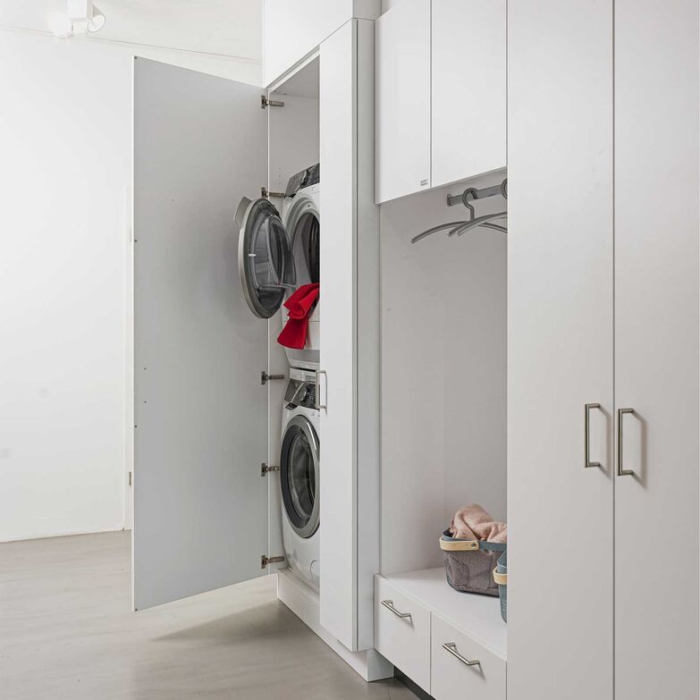 Ein flexibler Waschschrank unterstützt im Haushalt und sorgt für Ordnung. Vier verschiedene Ausbauvarianten stehen zur Auswahl: Das Waschturm-Element kann mit einem Installationsschrank, einer oder zwei Türen ergänzt werden oder offen gestaltet werden. Der freistehende Sockel aus Metall, der sich unter der Waschmaschine befindet, ist äusserst stabil und sorgt für vibrationsfreies Waschen und Trocknen. www.veriset.ch