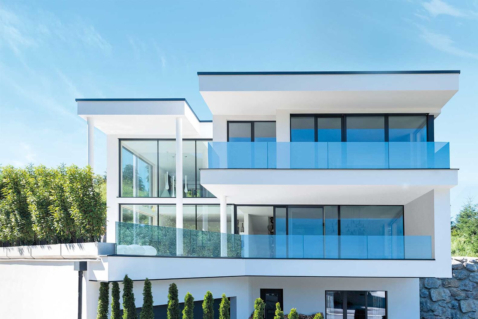 Wärmeschutz: Der Fabrikant Internorm setzt bei seinen Fens­tern standardmässig auf das Wärmeschutzglas «Low-Carbon iplus». Es besteht zu 50 Prozent aus recyclbarem Material. Für die Herstellung werden emissionsarme Rohstoffe verwendet, die einen geringen CO₂-Fussabdruck aufweisen.  Internorm AG, www.internorm.ch