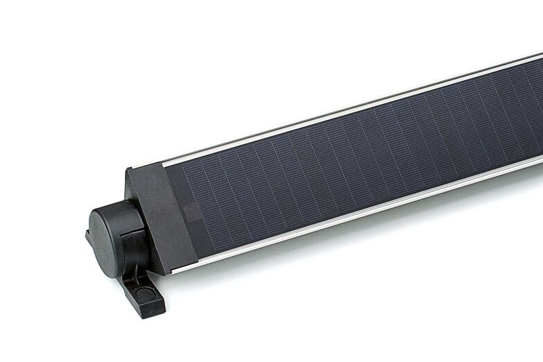 Sichtschutz mit Sonnenenergie: Bei einem Hausbau oder einer Renovierung wird vermehrt auf energiesparende Konzepte geachtet. Das autarke Antriebssystem von Elero wird mit Solarenergie betrieben. Es wird kein Anschluss ans Stromnetz oder an ein Steuergerät benötigt. Gartenhäuser und Garagen in peripherer Lage profitieren davon genauso wie Einfamilienhäuser, die für sich eine automatisierte Lösung suchen.  Meimo AG, www.meimo.ch