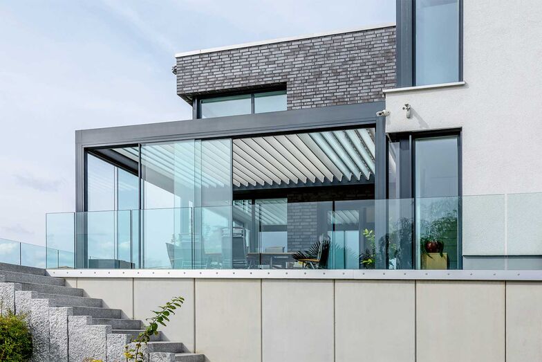 Im Glashaus Der Wintergarten – ein heller, offener Raum, der das ganze Jahr über ein angenehmes Wohngefühl vermittelt. Diese Wohnverglasung von Renson mit ihren grossen Glaselementen lässt die Innenwelt mit der Aussenwelt verschmelzen. ...