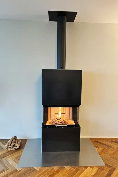 Mit dem Warmluftofen «Utara 80» präsentiert Baumann eine moderne Ofenkreation aus Zunderstahl mit geschliffenen Kanten. Gefertigt wird jedes Modell in der hauseigenen Manufaktur und individuell nach Kundenwunsch. So verbindet der Ofen markantes Design mit hochwertiger Handwerkskunst. www.baumannofen.ch