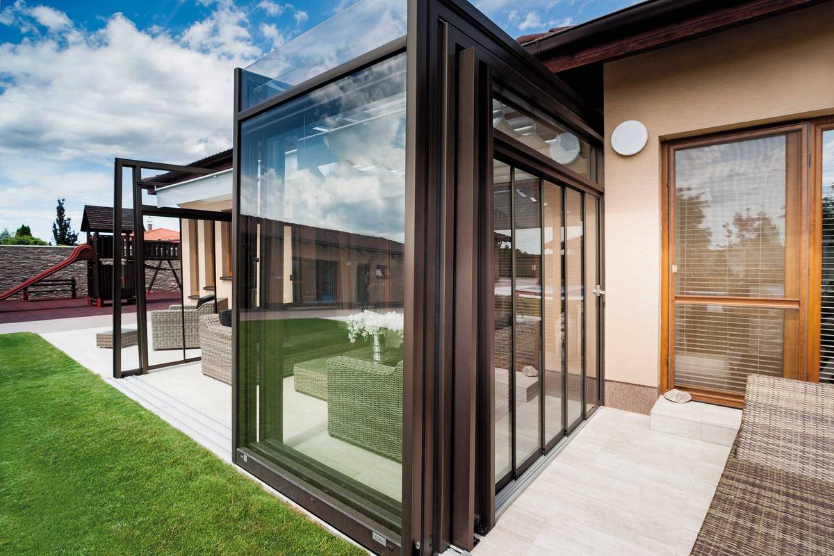 Streng und geradlinig passt sich die Terrassenüberdachung «Corso Ultima» der modernen Architektur an. Alukov.