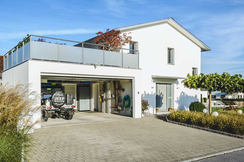 Seit über 40 Jahren steht die Pfaff-Fertig Garagen AG für hochwertige Fertiggaragen und Carports in Schweizer SIA-Qualität – individuell geplant, direkt vom Hersteller und inklusive Rundumservice. Von der Beratung über die Baueingabe bis zur Montage erhalten Kundinnen und Kunden massgeschneiderte Lösungen für jeden Bedarf. www.fertiggaragen.ch