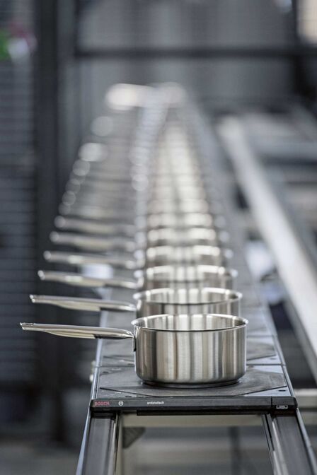 Was wäre eine Küche ohne Töpfe? Kuhn Rikon bietet sie in allen Varianten an – vom Milchpott über den legendären Duromatic-Schnellkochtopf bis zu den Hightech-Produkten der heutigen Zeit.
