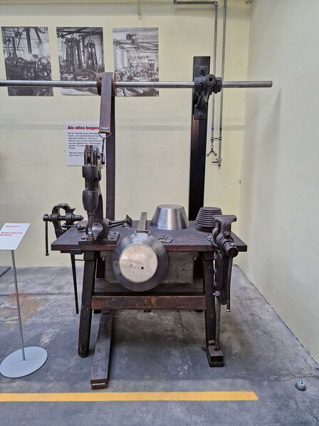 In den Anfangszeiten, «als alles begann», wie hinten an der Wand zu lesen ist, wurde jedes Teil von Hand an der Werkbank hergestellt. Die alten Werkzeuge können nun im Firmenmuseum bestaunt werden.