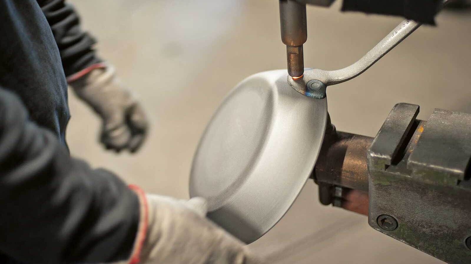 Kuhn Rikon steht für Schweizer Qualität und kombiniert Design, Technik und Know-how mit einer fortschrittlichen und umweltschonenden Fertigung.