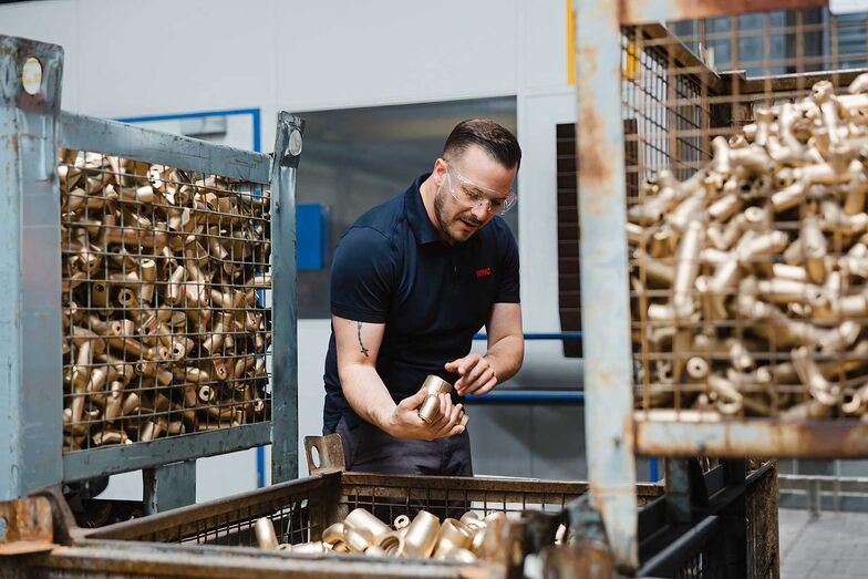 Bei dem zertifizierten Hersteller wird jede Armatur in den einzelnen Abschnitten des Produktionsprozesses mehrfach durch geschulte ­Mitarbeitende geprüft.