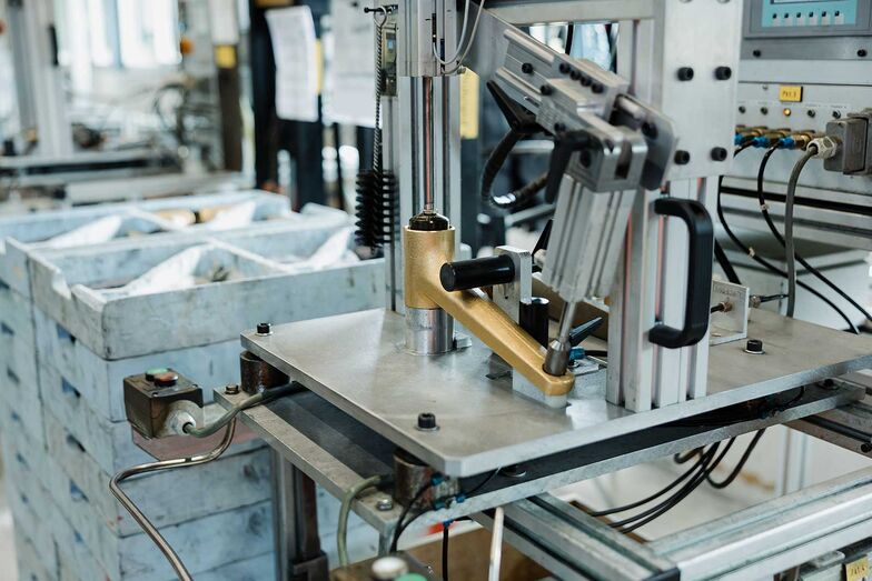 Schritt für Schritt entstehen mit viel Liebe zum Detail die KWC-Armaturen. Sie kombinieren feine Handwerkskunst, hochwertige Materialien und moderne Technologie.
