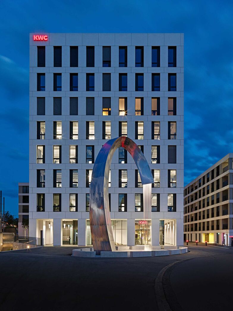 Der Edelstahlbrunnen in Form eines rund geschwungenen Wasserhahns vor dem Verwaltungsgebäude ist eine Hommage an den Designklassiker «KWC ZOE».