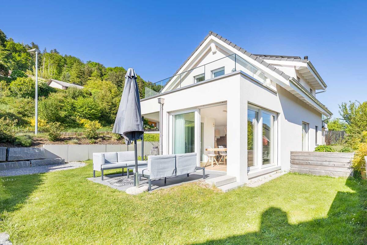 Das Haus «Happy Family» ist auf die Bedürfnisse der Familie zugeschnitten und bietet mit der auskragenden Dachgaube zusätzliche Wohnfläche.