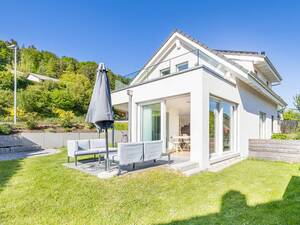 Das Haus «Happy Family» ist auf die Bedürfnisse der Familie zugeschnitten und bietet mit der auskragenden Dachgaube zusätzliche Wohnfläche.