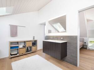 Bei Bedarf kann das Bad mit Schiebetüren vom Schlafzimmer abgetrennt werden.