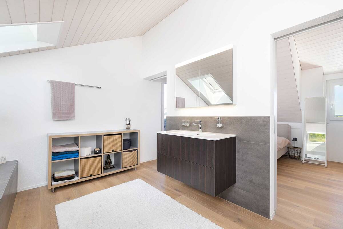 Bei Bedarf kann das Bad mit Schiebetüren vom Schlafzimmer abgetrennt werden.
