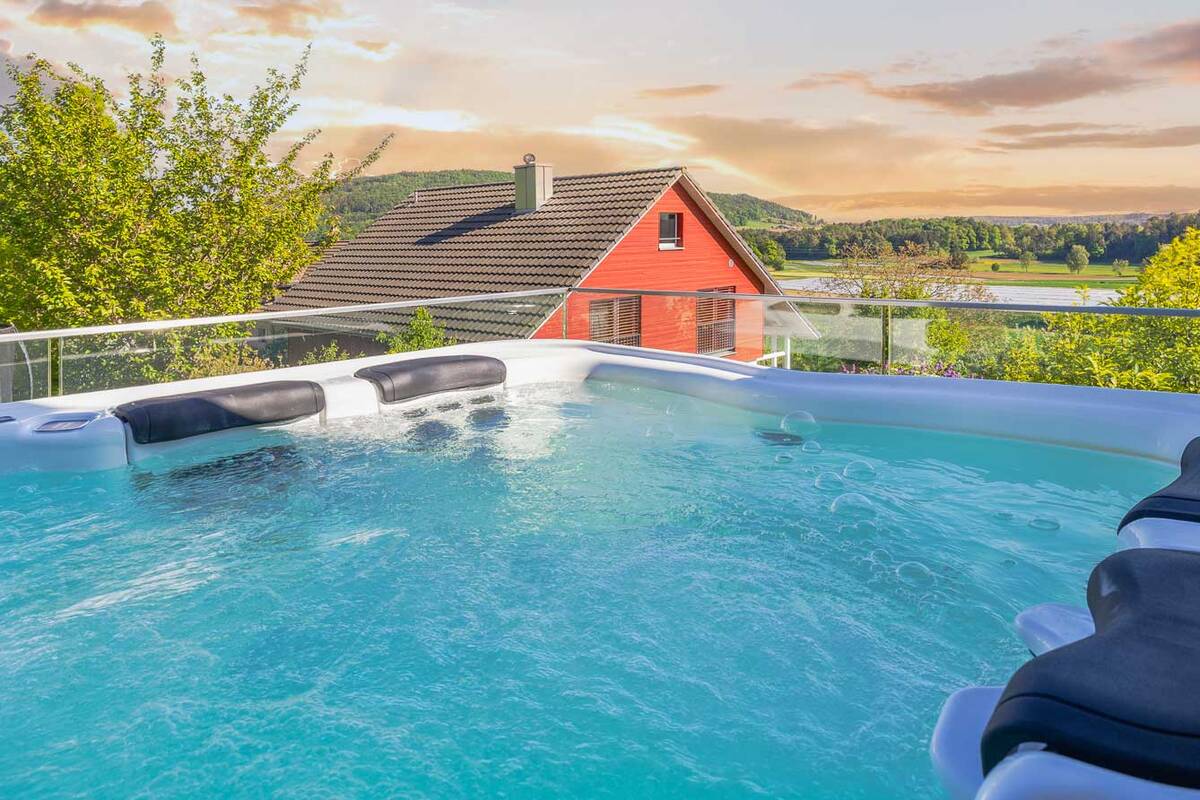 Entspannung mit Weitblick bietet der Whirlpool.
