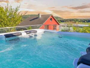 Entspannung mit Weitblick bietet der Whirlpool.