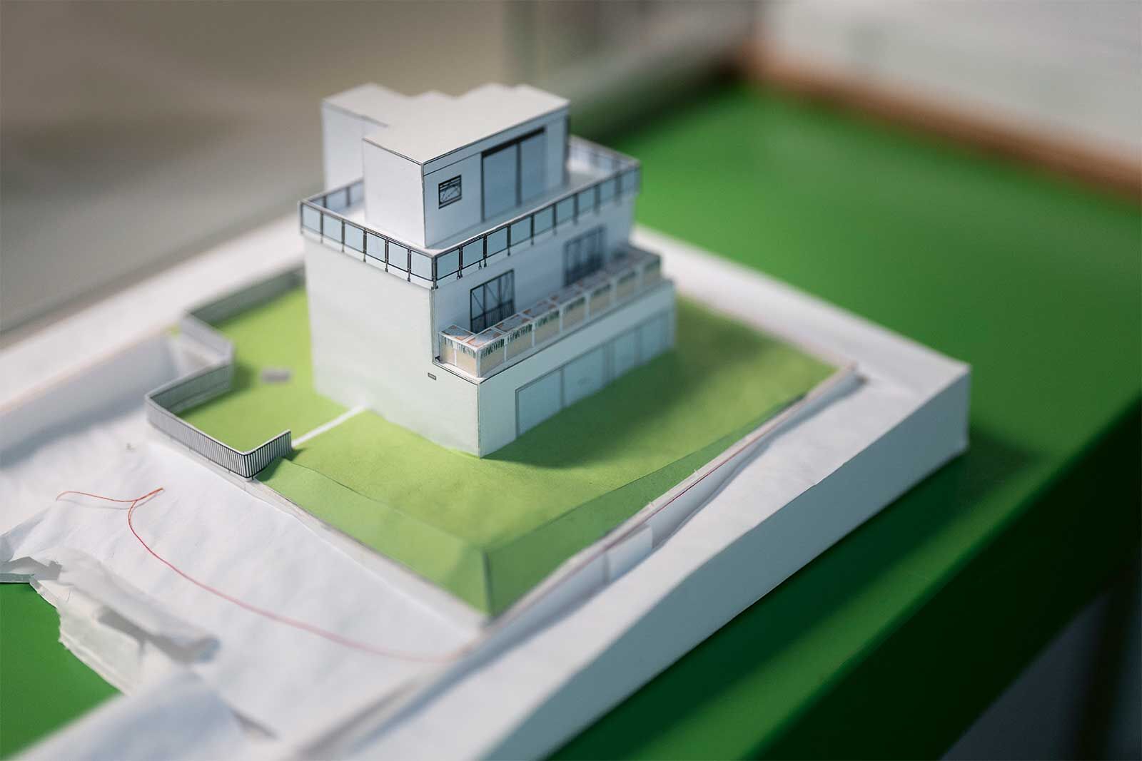 Das Bauen ist heutzutage um einiges komplizierter als noch zur Zeit der Firmengründung. So wird jedes Haus genau auf den Ort und dessen Gegebenheiten abgestimmt.