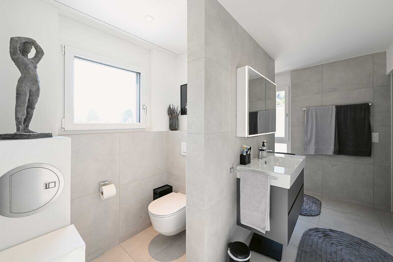 Das T-förmig gegliederte Bad kombiniert Funktionalität und gestalterische Klarheit zu einer stimmigen Einheit.