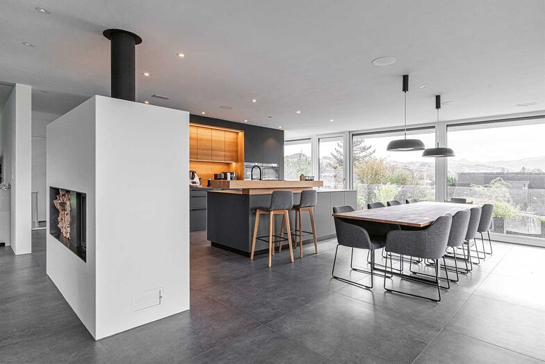 Grossflächige Verglasungen holen das Panorama der bergigen Landschaft ins Innere.