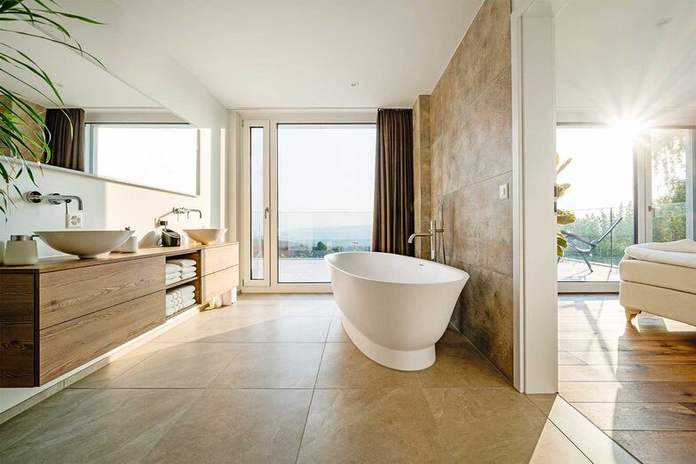 Mit weitem Blick und untergehender Sonne wird dieses En-Suite-Badezimmer zum Ort für besondere Momente.