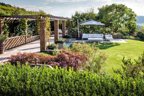 Rückzugsort mit Laubengang vom Gartengestalter Parc’s aus Rapperswil-Jona.