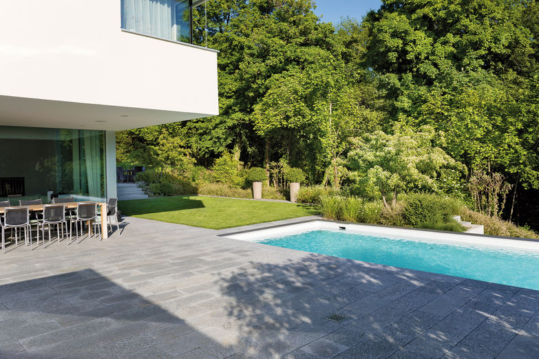 Swimmingpool im Familiengarten vom Gartengestalter Parc’s aus Rapperswil-Jona