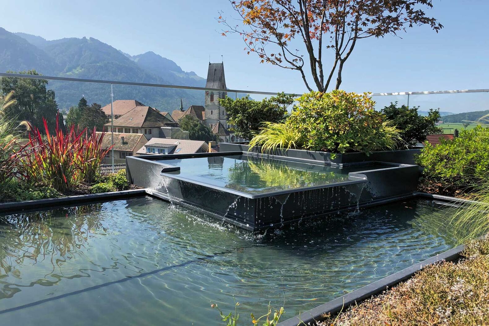 «Geht nicht, gibt es nicht» ist das Motto bei Mein Topf.ch. So werden Brunnen und Wasserspiegel ganz nach den Vorlieben der Kunden in Schweizer Handwerkskunst und Präzision massgefertigt. www.meintopf.ch