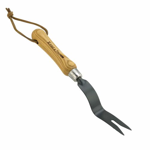 Alle Produkte der Carbon-Steel-Linie, wie beispielsweise dieser Wurzelstecher, bestehen aus hochwertigem, matt-schwarz pulverbeschichtetem Carbonstahl. In Verbindung mit Stielen aus FSC-zertifiziertem Eschenholz, die sich durch eine optimale Geometrie und ein schönes Design auszeichnen, entstehen Werkzeuge mit traditionellem, typisch englischem Flair. Kent & Stowe über www.seramis.com